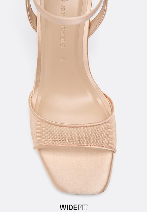 Stradivarius Bő Szárú. Szaténhatású Magassarkú Szandál 1-102 38