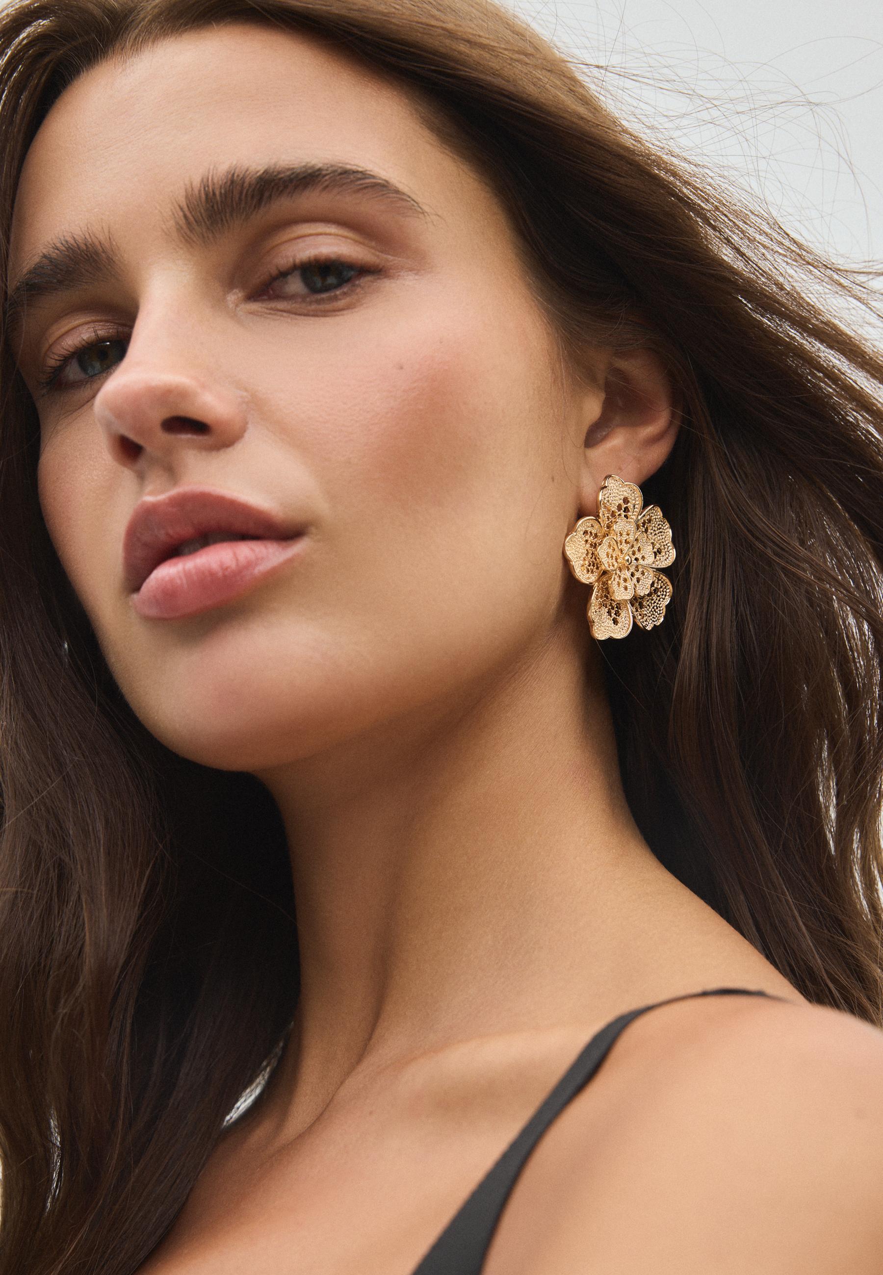 Lace-effect flower earrings — Gold