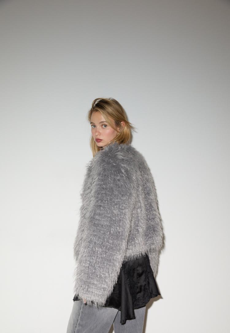 blusao de efeito de pelo sem gola