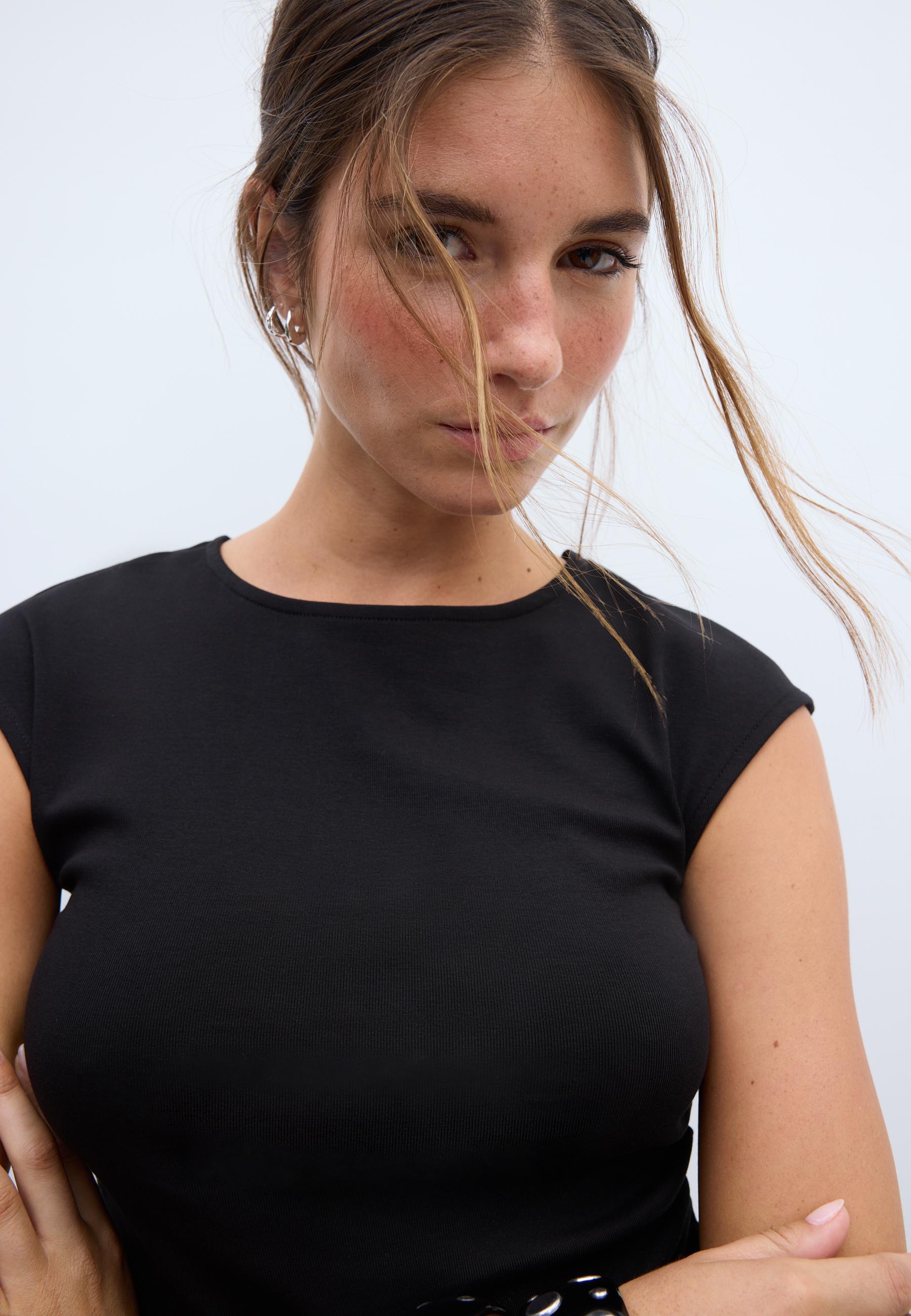 Basic Ruched Fitted T-Shirt — Black