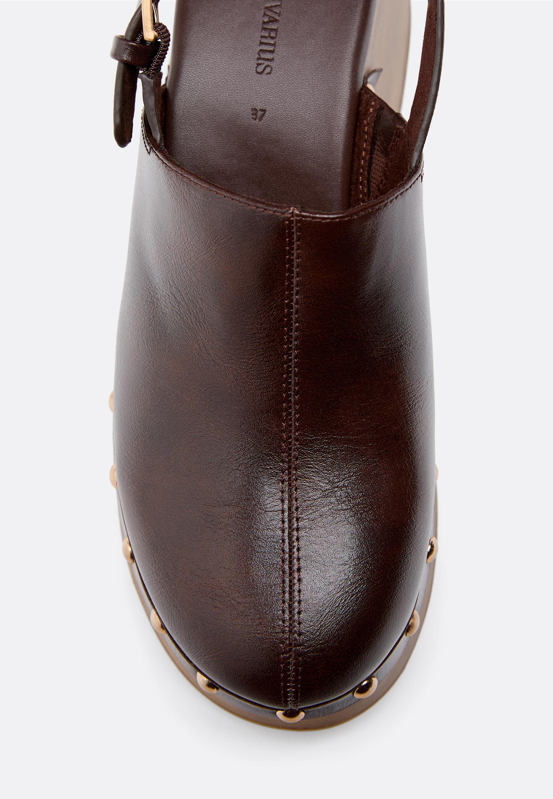 Platform studded clogs — BROWN