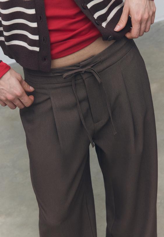 stoffhose-mit-bundfalten-und-kordelzug