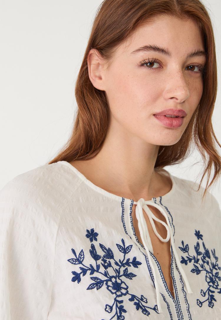 blusa fluida bordados