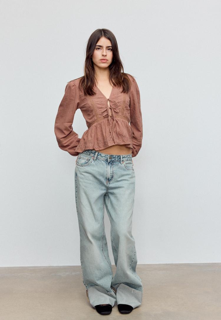 bestickte-flieende-bluse-mit-knoten