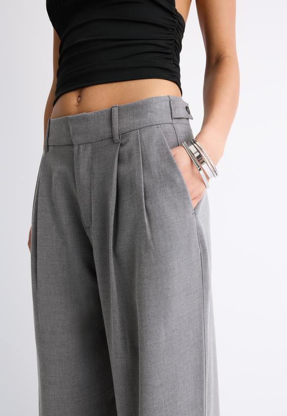 superweit-geschnittene-verstellbare-hose