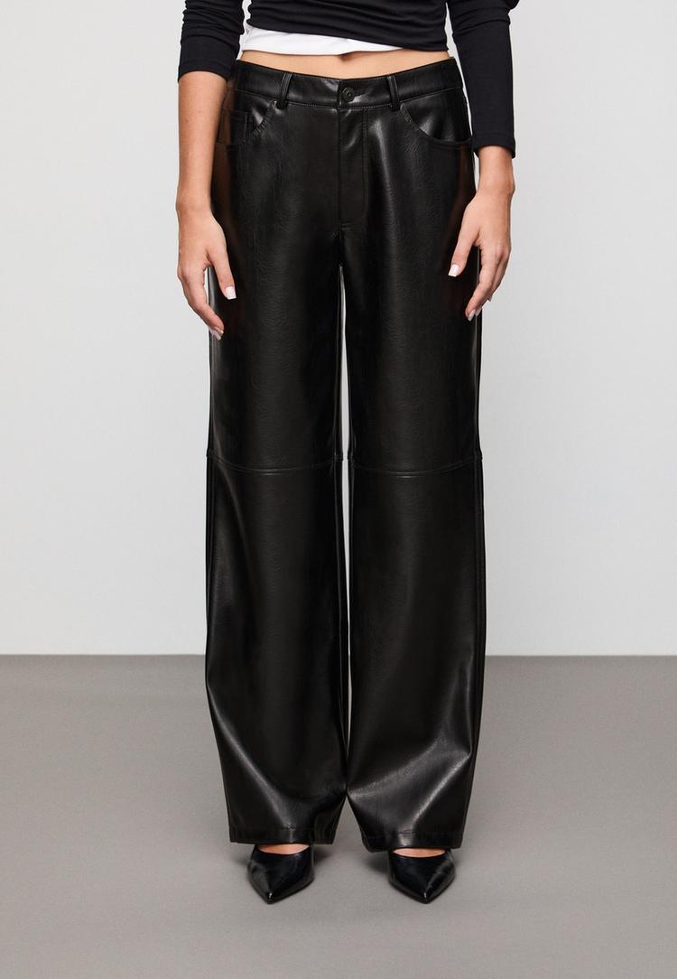 pantalon straight efecto piel textura