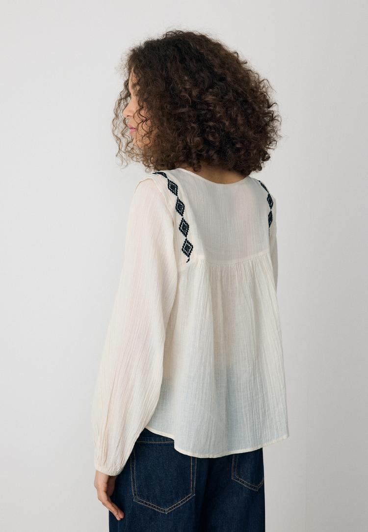 flieende-bluse-mit-stickereien