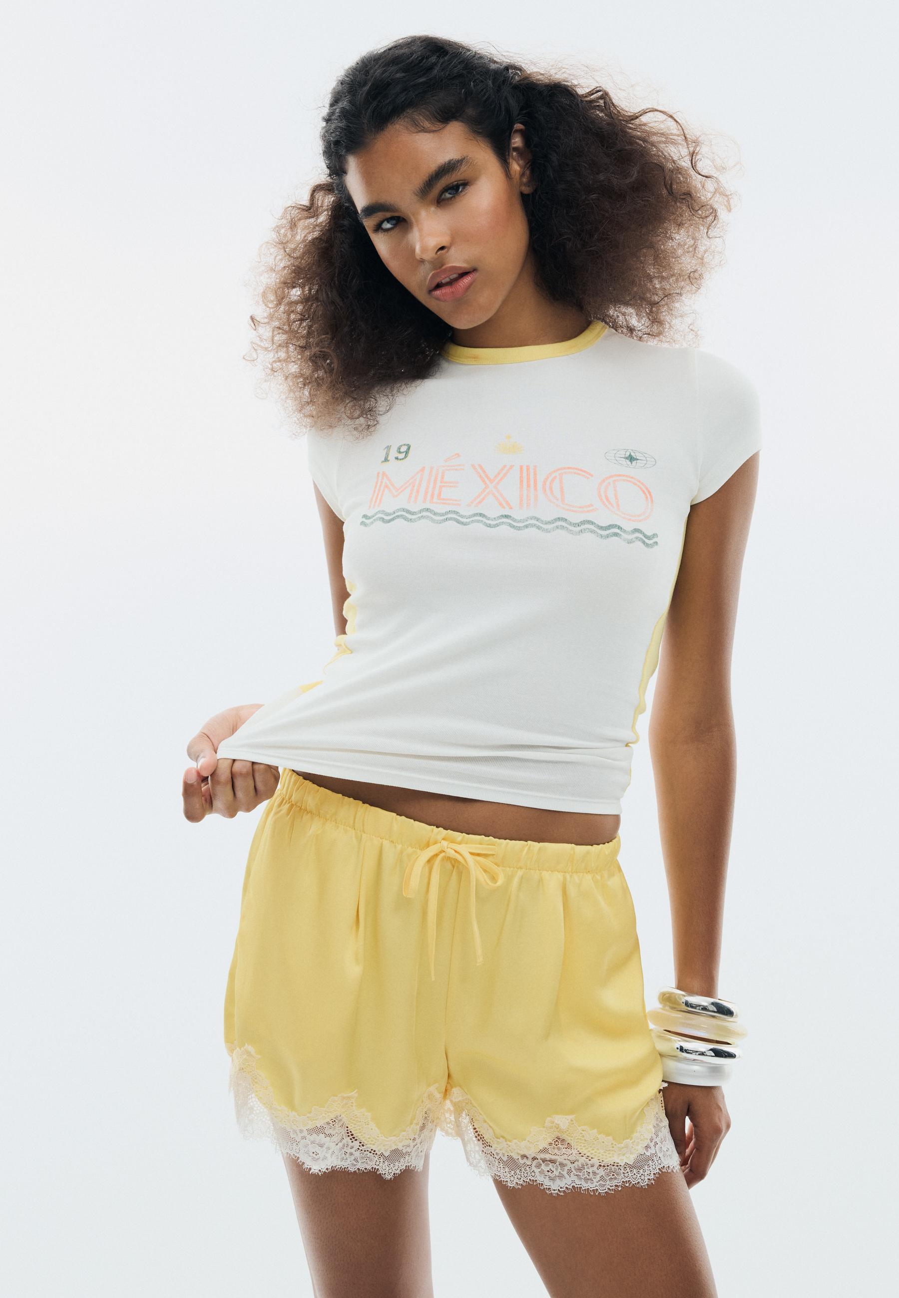 Contrast neck T-shirt with slogan — Pastel yellow
