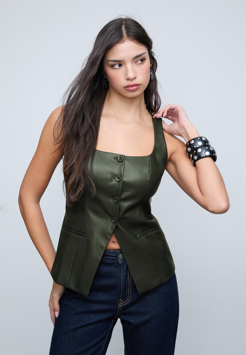 טופ דמוי עור עם מחשוף מרובע