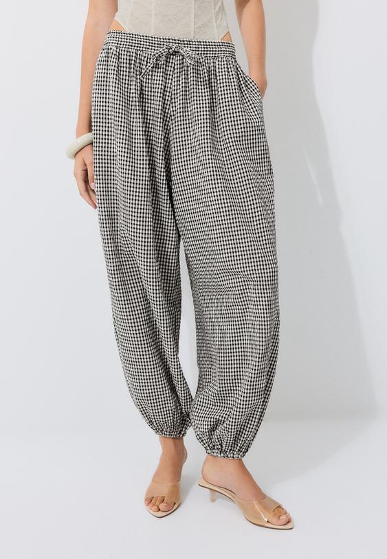 balloon check trousers
