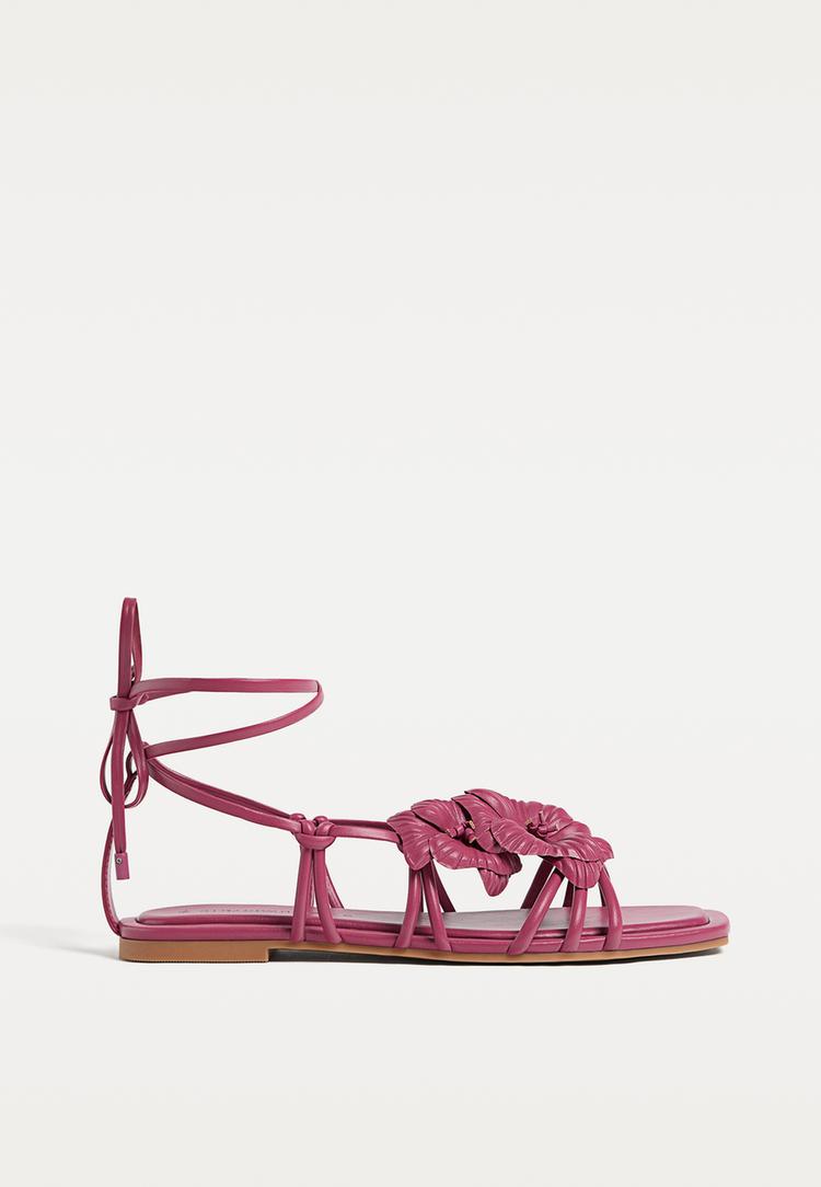 Stradivarius Sandália rasa flor BURGUNDY 35