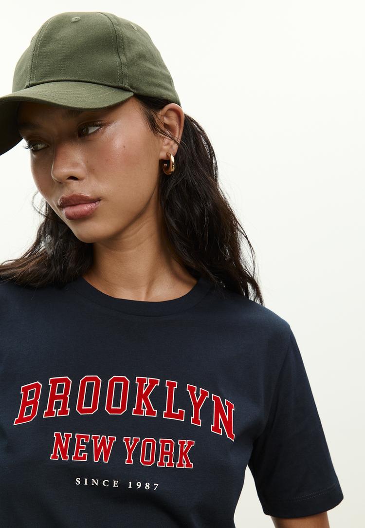 maglietta con ricamo testo