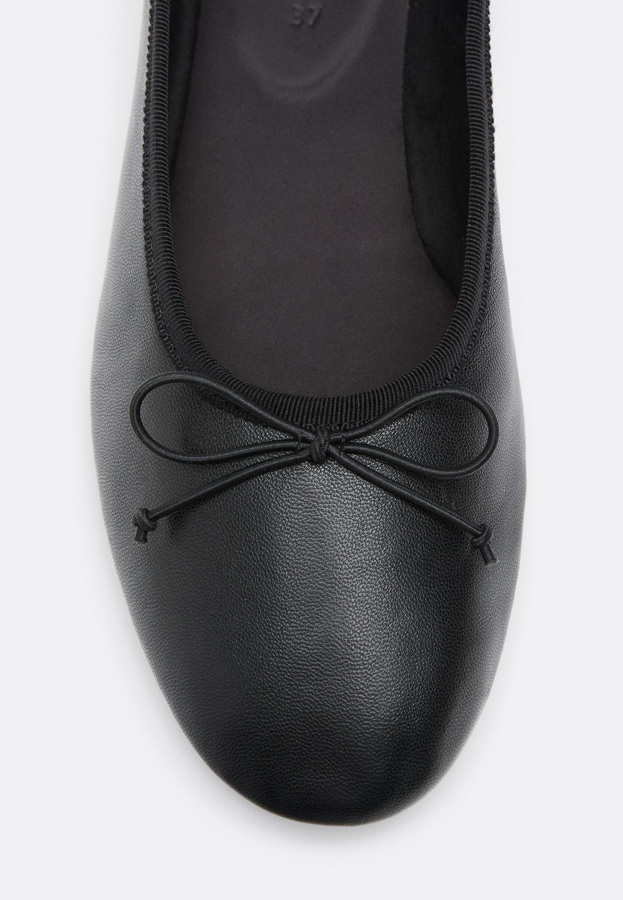 Extra-flexible leather ballet flats — BLACK