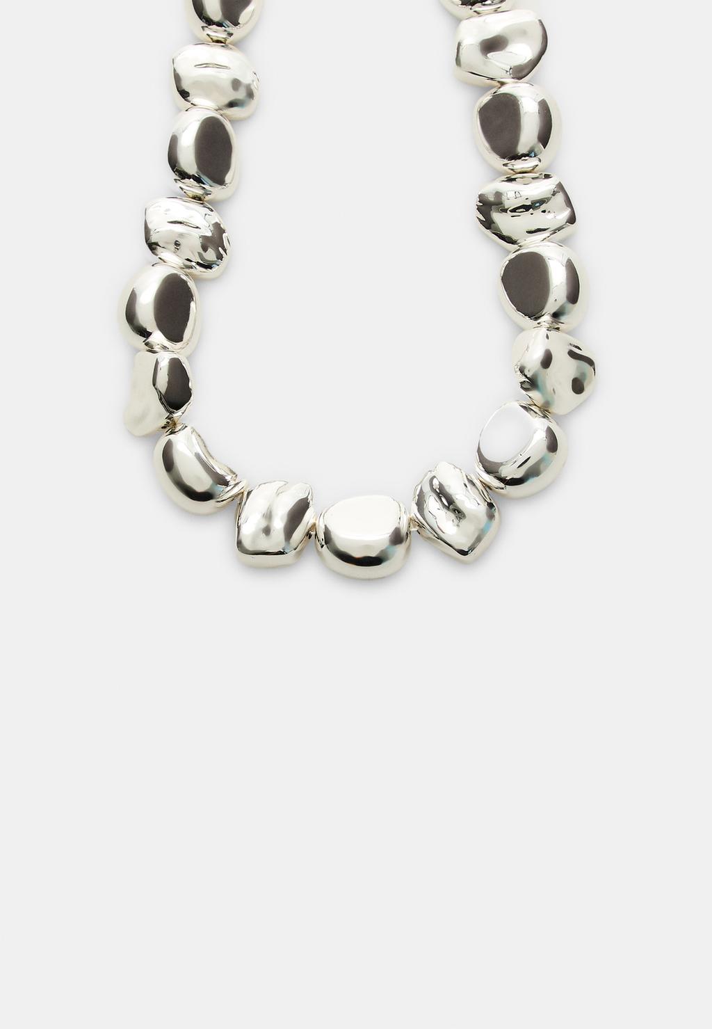 Collana con perline a volume