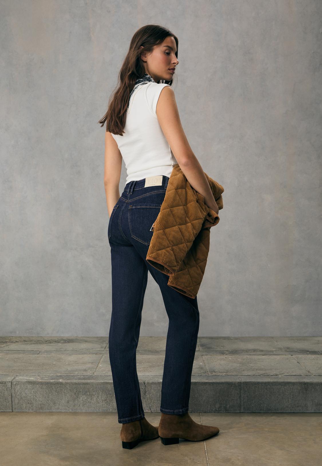 D10 Slim fit mom jeans Women's fashion Stradivarius Kuwait