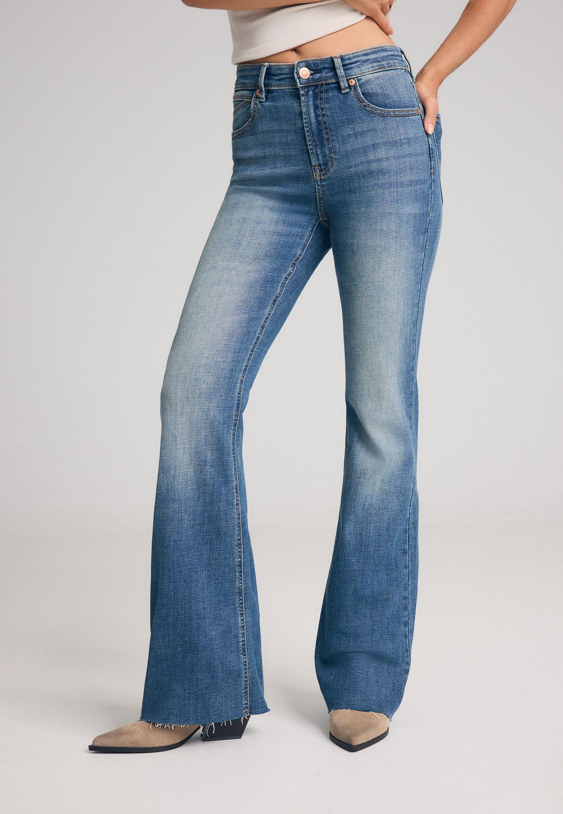 D74 Stretch flared slit jeans — LIGHT BLEACH