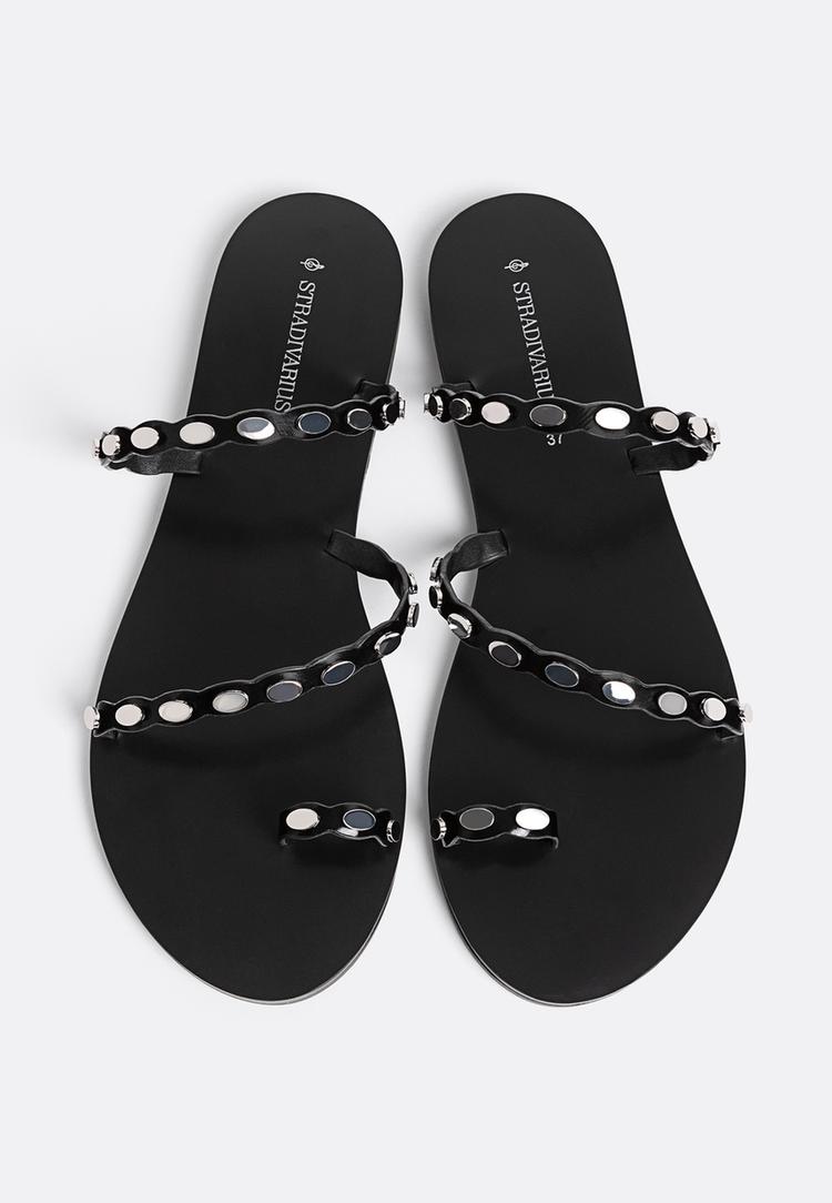 flache-sandalen-mit-nieten