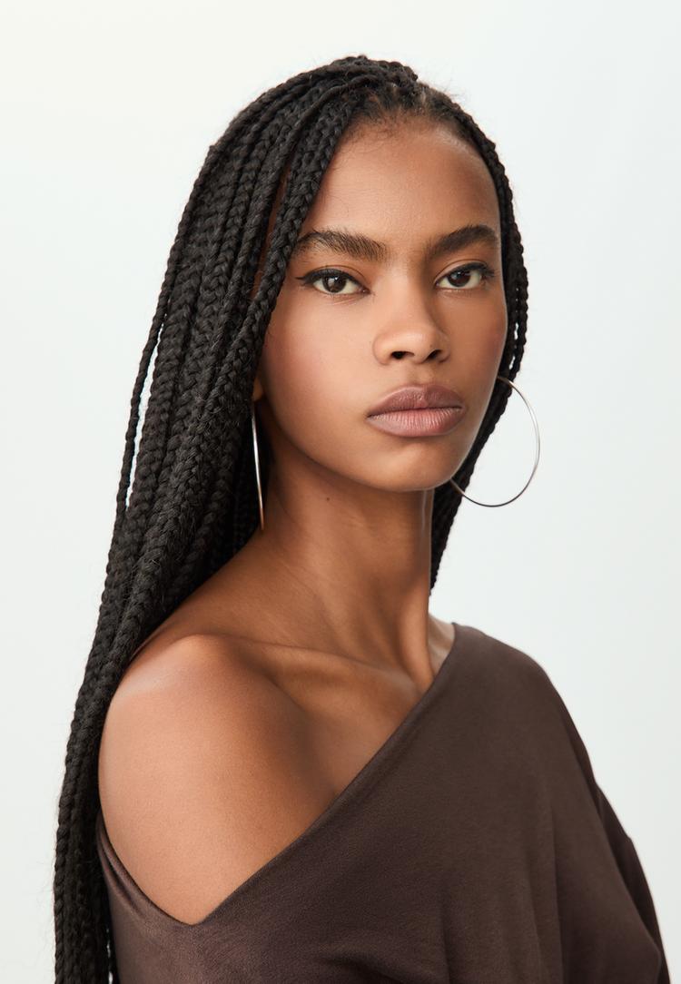 camiseta cuello asimetrico