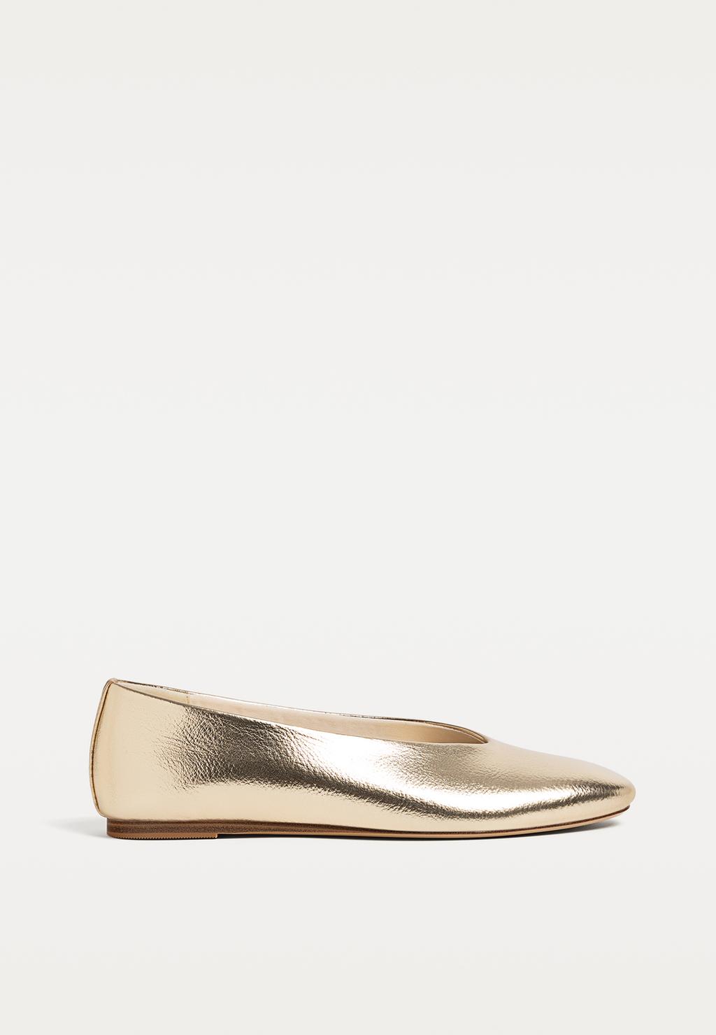 Ballet flats with a round vamp