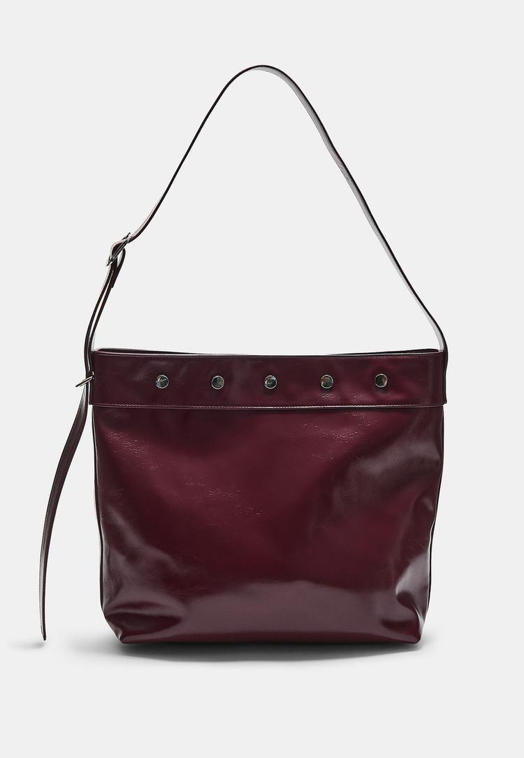 bolso bucket tachas