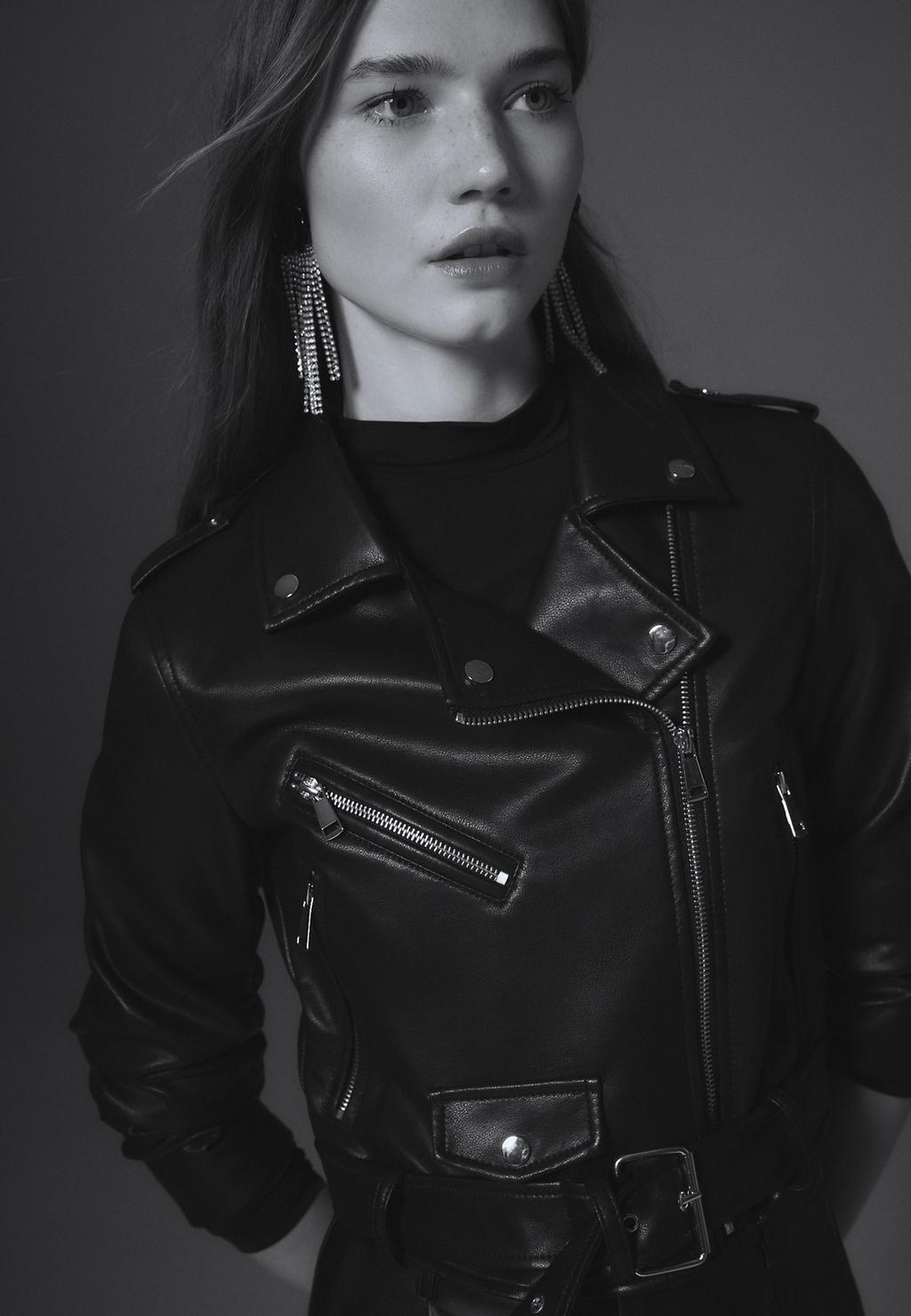 Cazadora biker con cinturón efecto piel