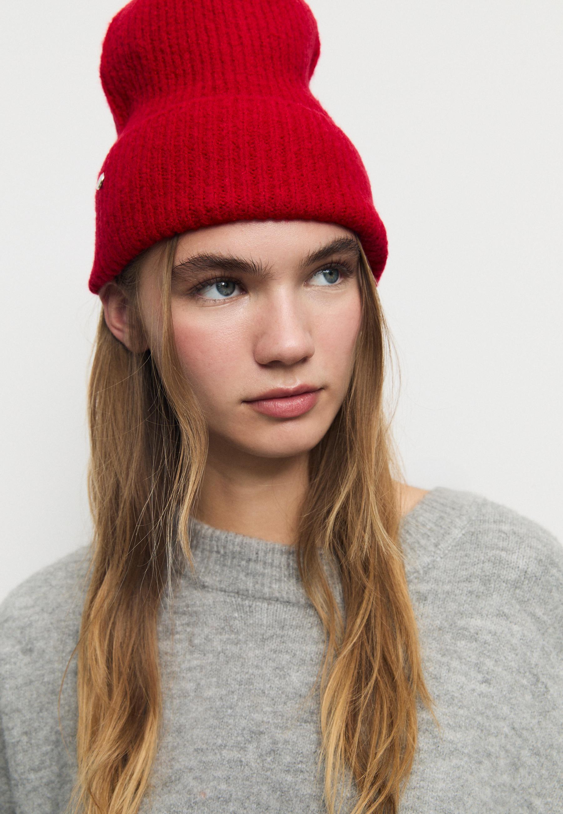 Basic beanie with plaque detail — Red