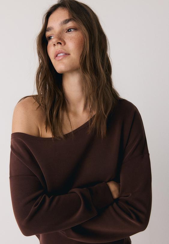 Yumuşak dokulu, açık omuzlu sweatshirt - Görsel 4