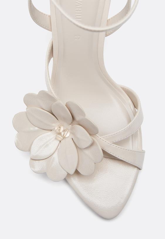sandalias de tacao com flor