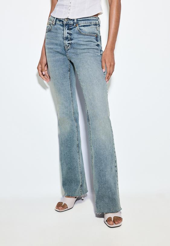 Stradivarius D74 Blugi Evazați Cu Șliț Efect Prespălat Denim Albastru Mediu Deschis 38