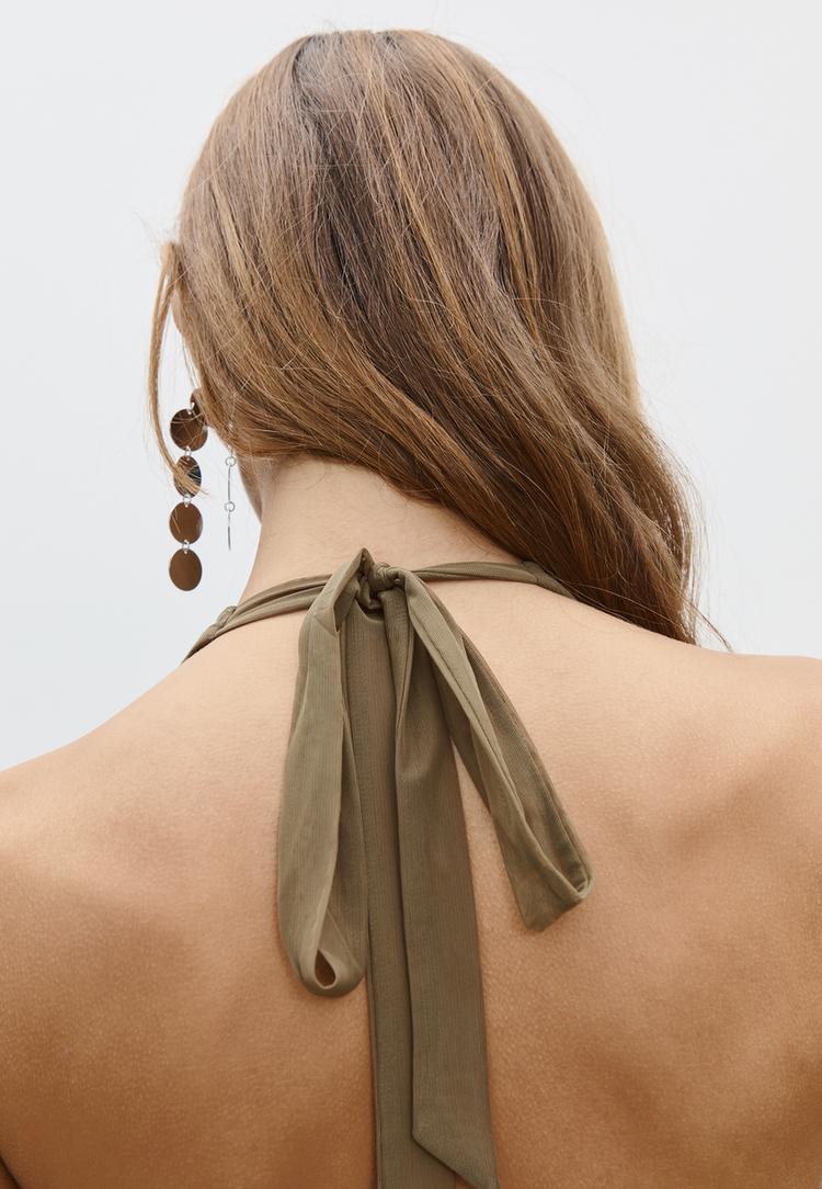neckholder-top-mit-stickereien-und-glitzer