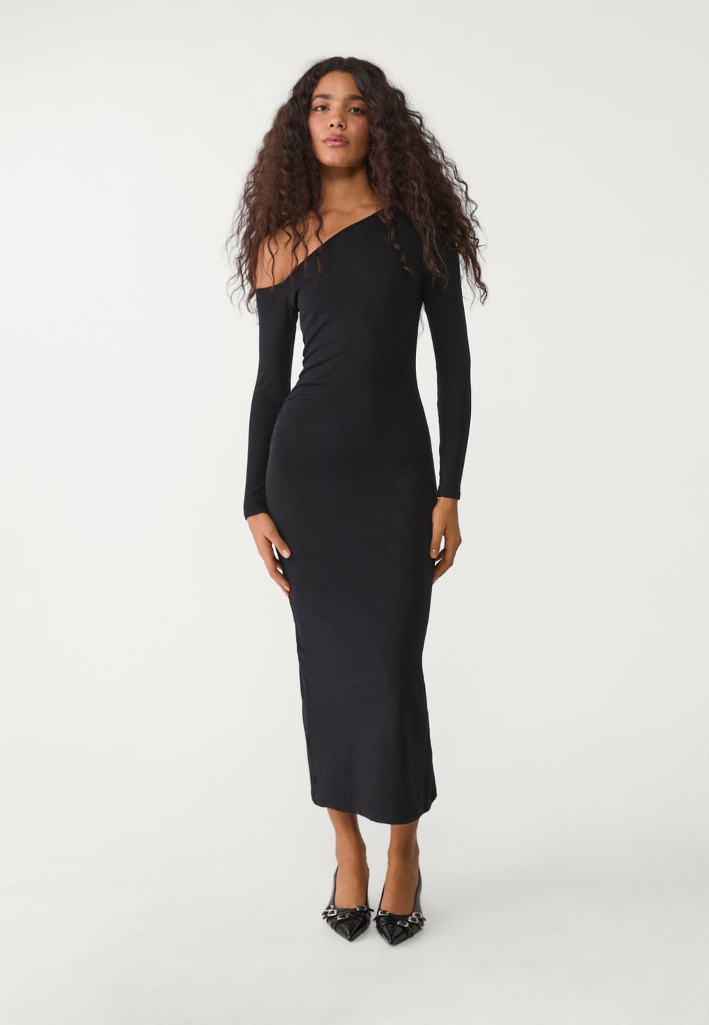 Robe longue à décolleté asymétrique