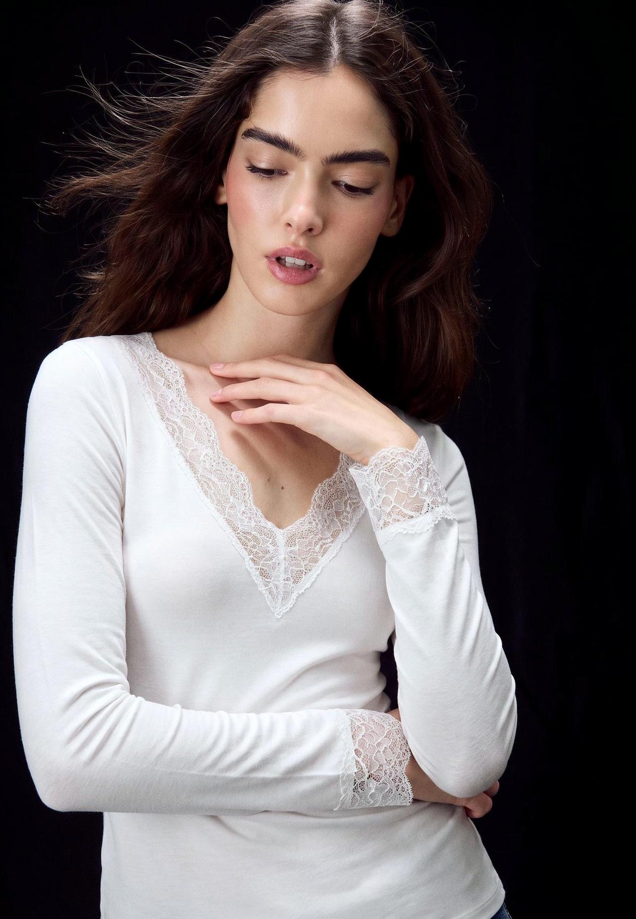 Cashmere V-neck long sleeve T-shirt — Vanilla