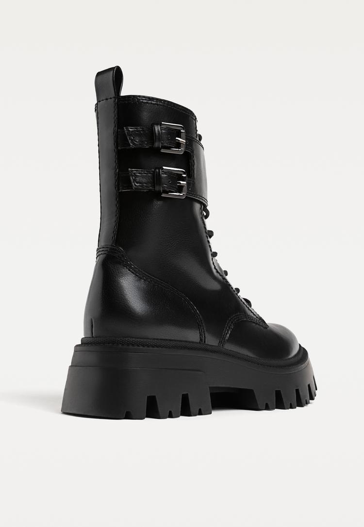 botines planos acordonados hebillas