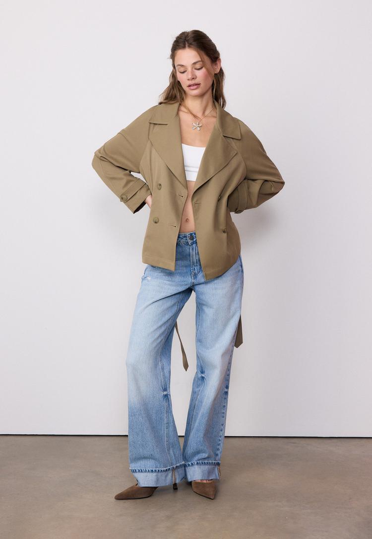 trench corto fluido con cintura