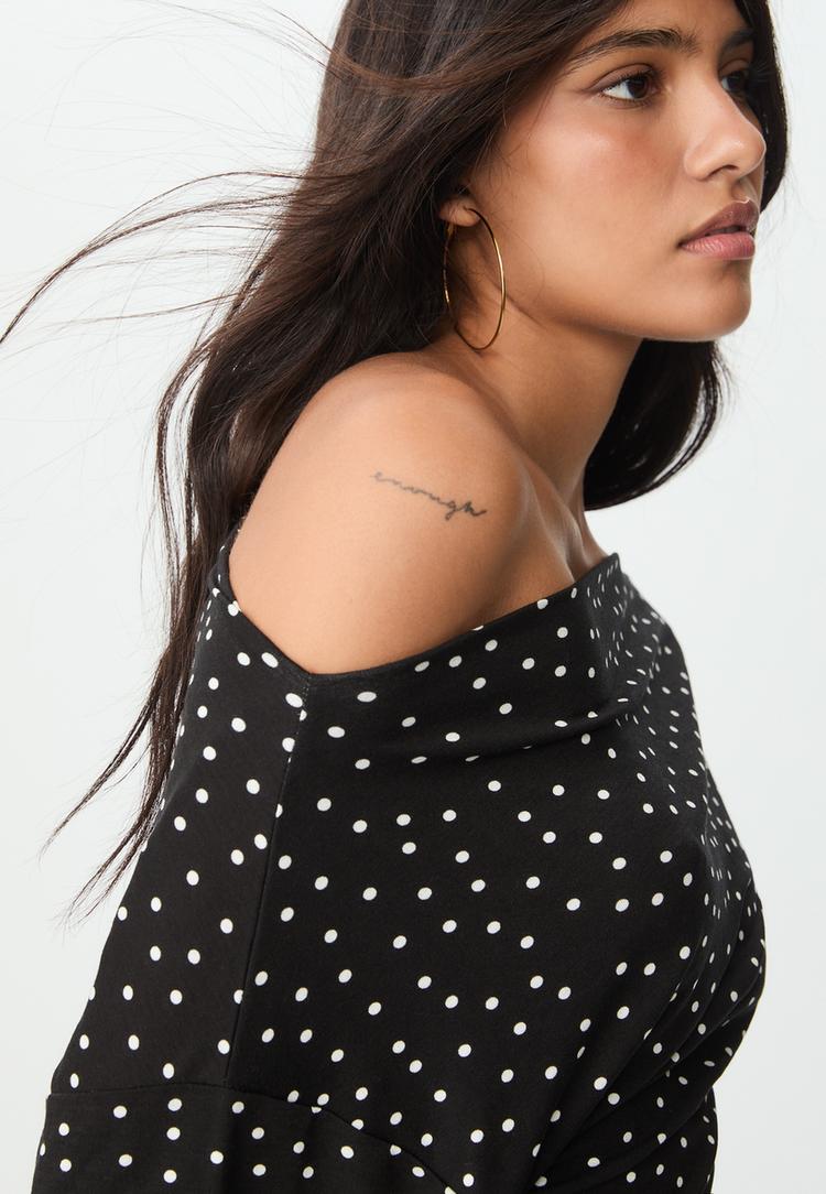 camiseta cuello asimetrico