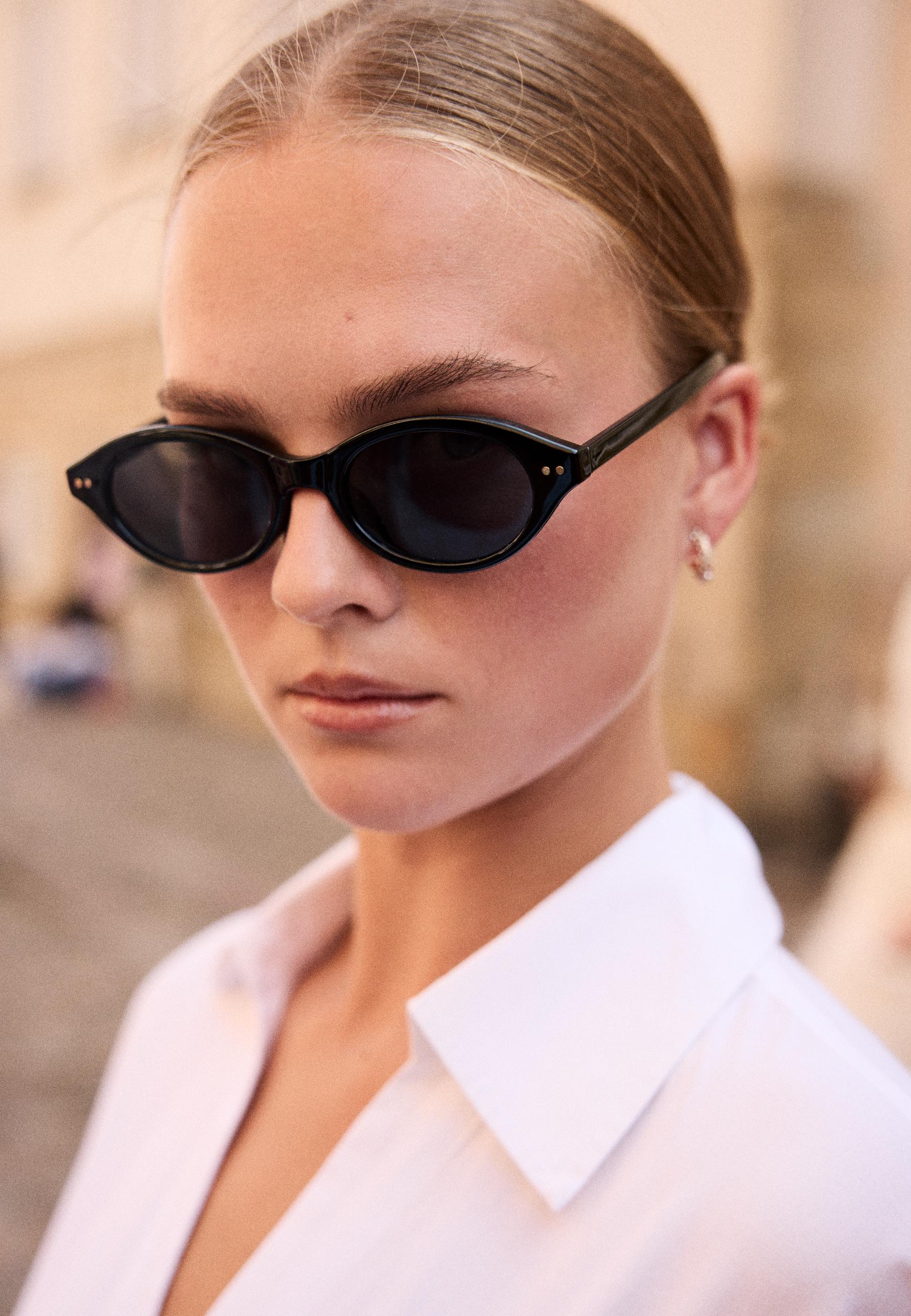 Oval sunglasses — Black