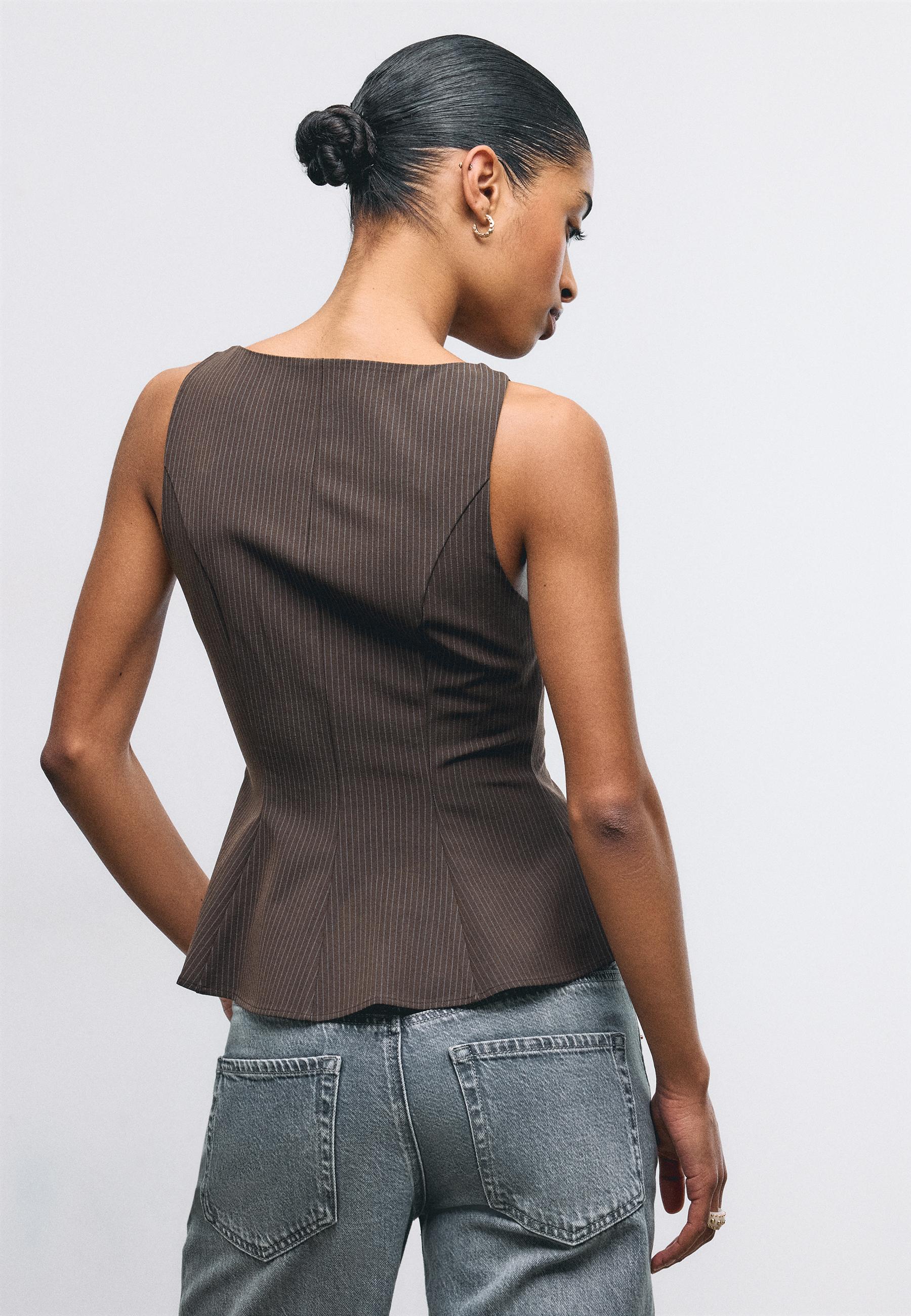 Sleeveless peplum top — Brown