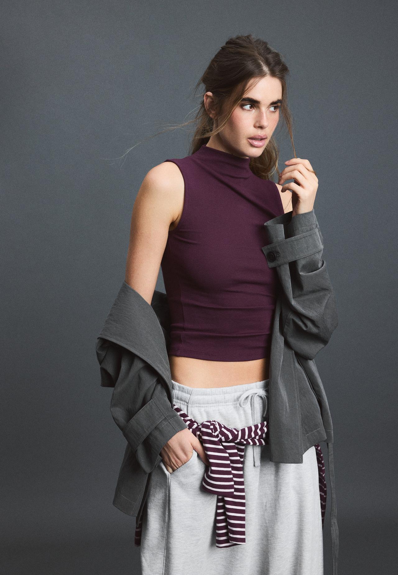 Sleeveless funnel neck T-shirt — Dark purple
