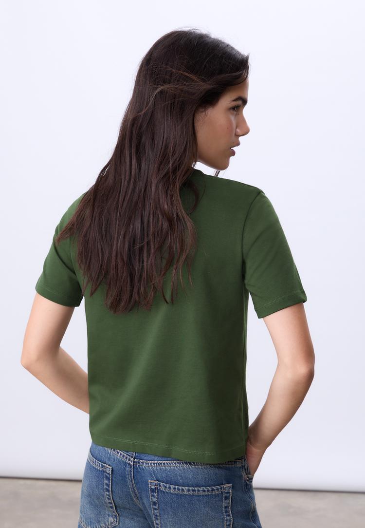 maglietta con cagnolino ricamato