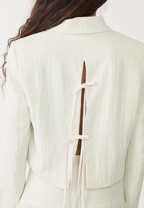 Blazer corto con lazos en la espalda