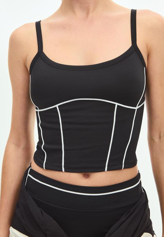 top cropped con dettaglio piping