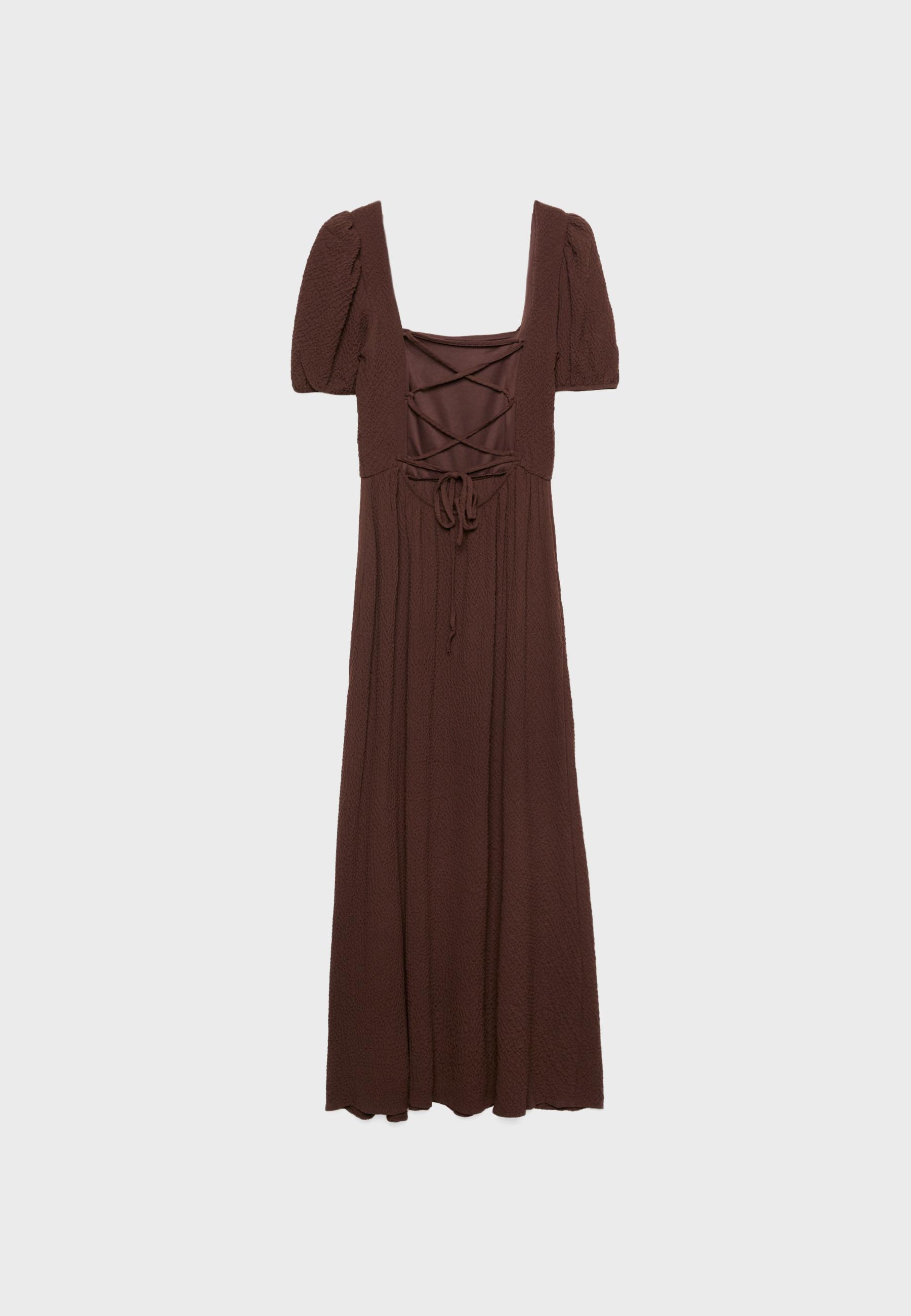 Sırtı çapraz, dökümlü uzun elbise