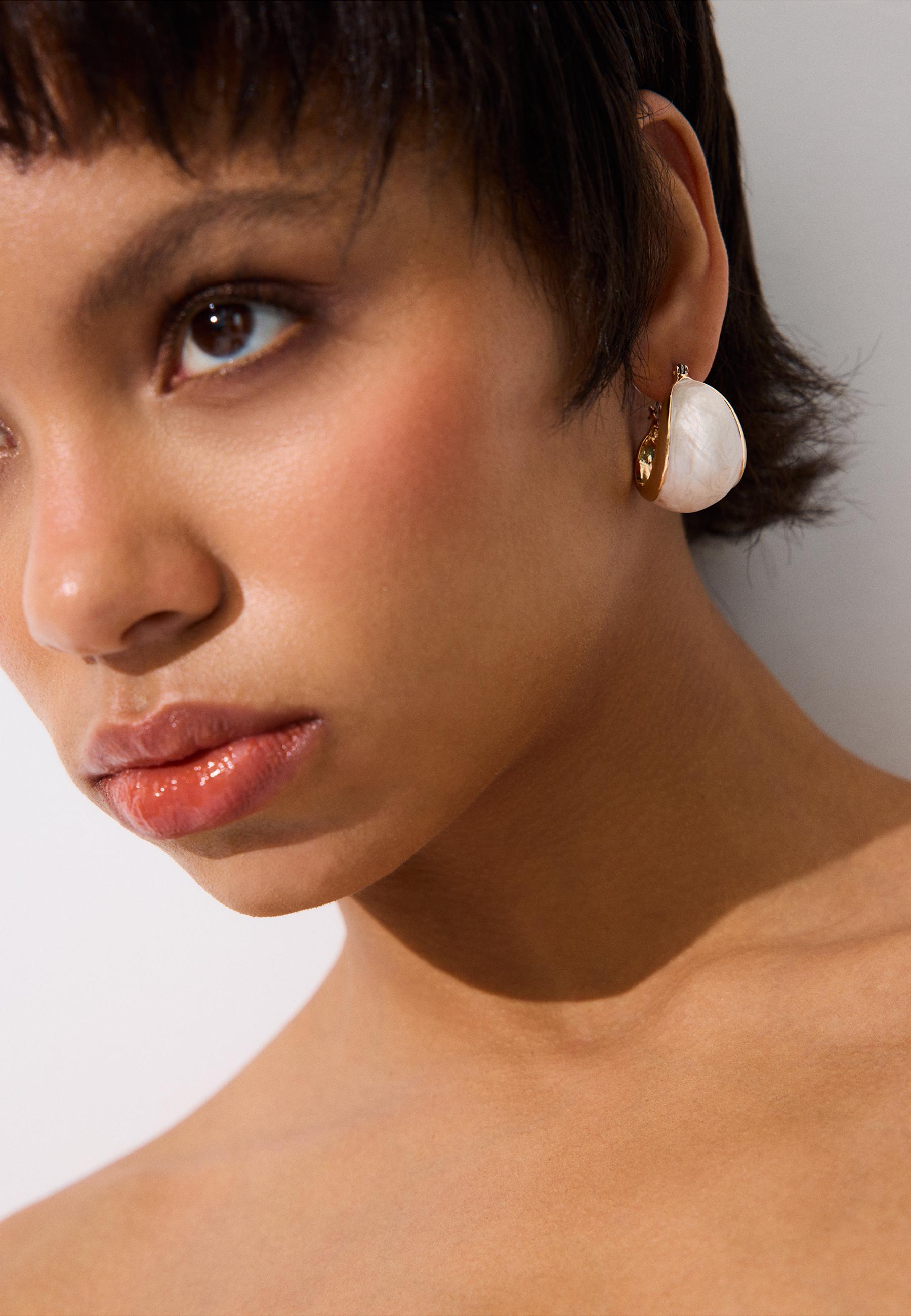 Set of 2 enamelled seashell earrings — Gold