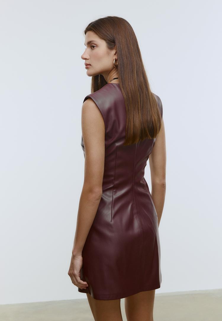 vestido corto efecto piel