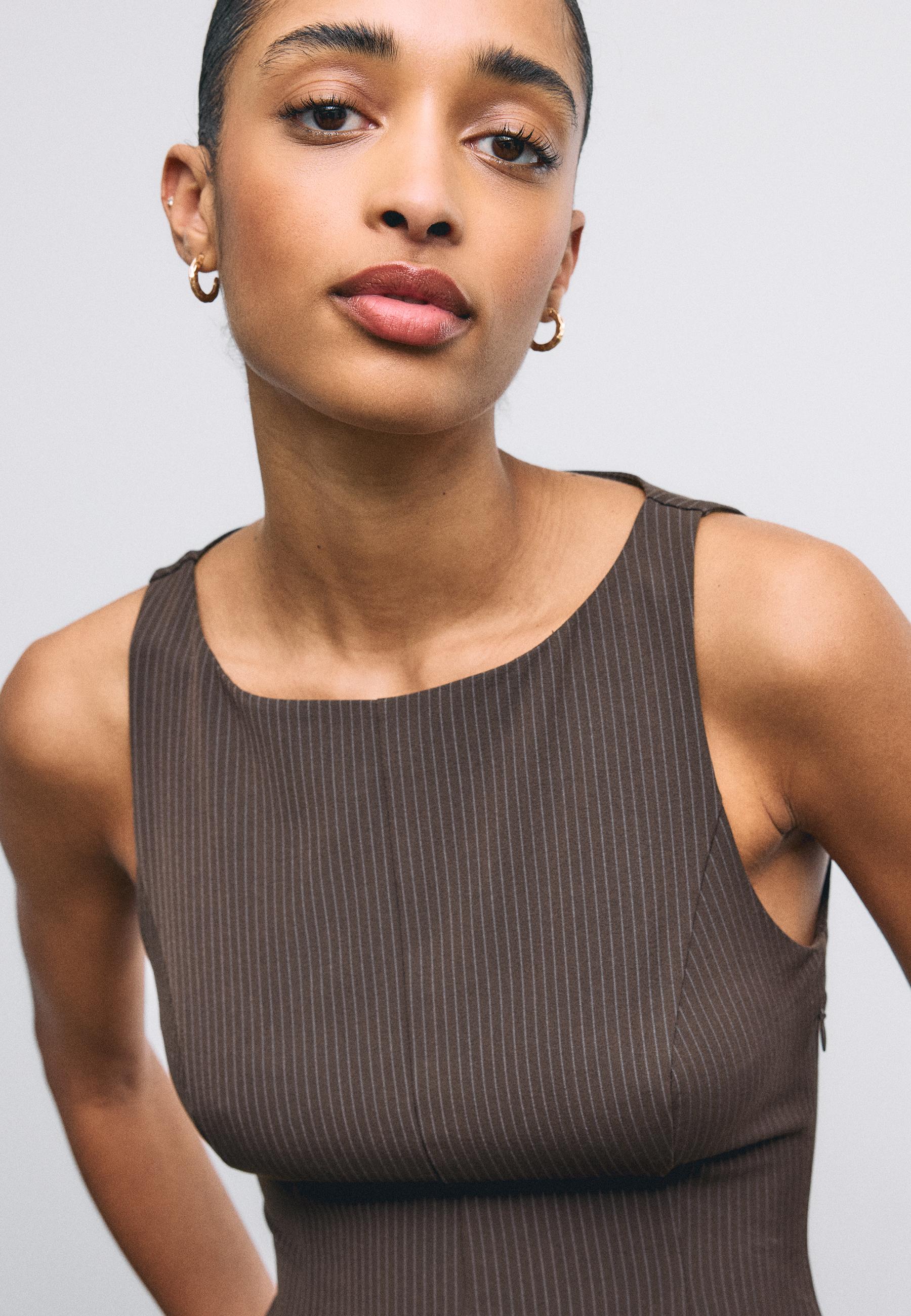 Sleeveless peplum top — Brown