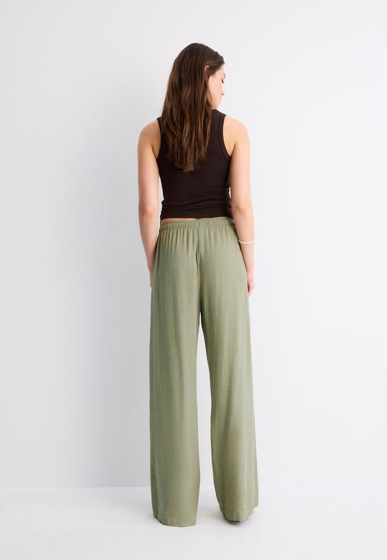 pantaloni fluidi effetto lino