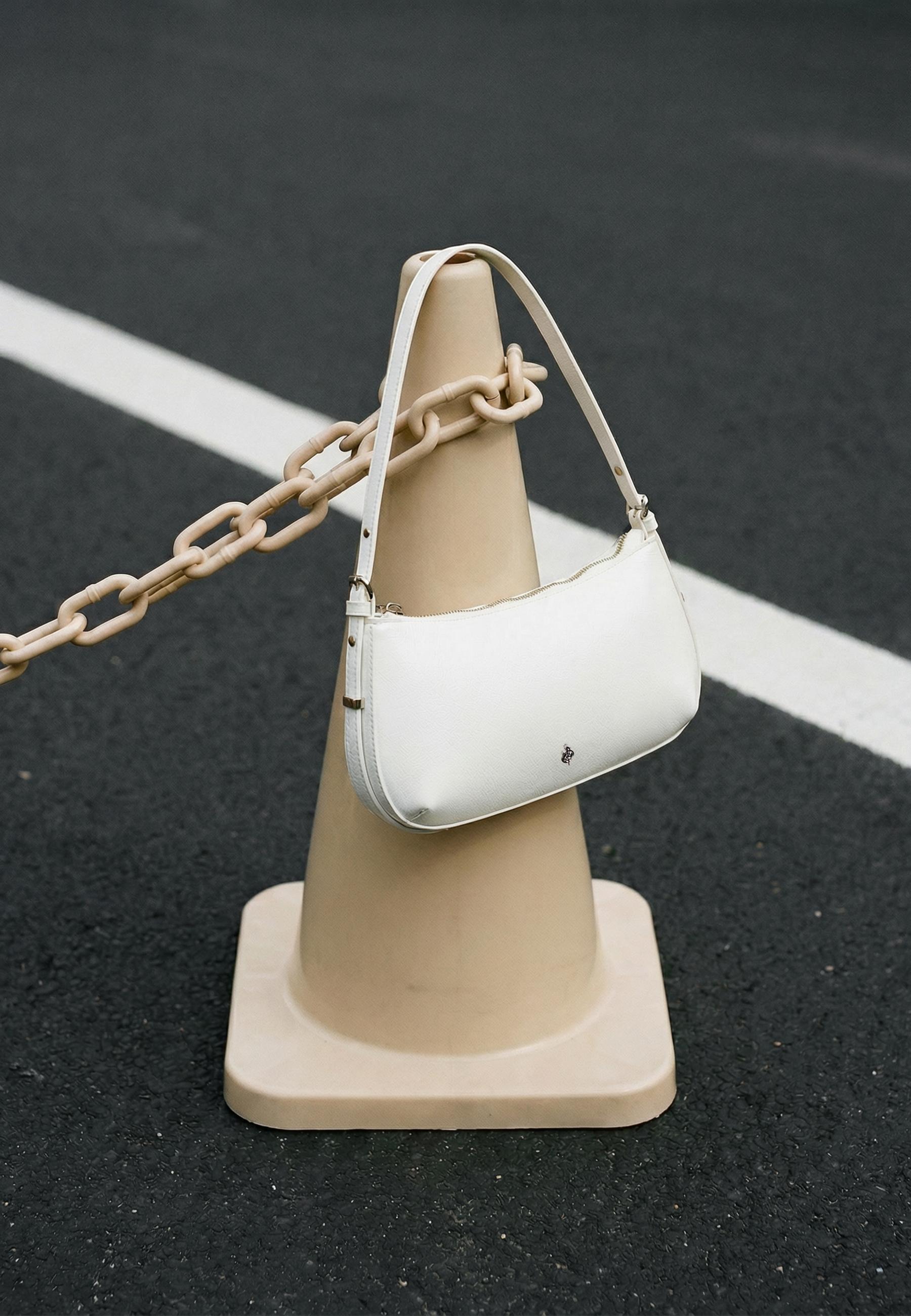 Elongated eyelet shoulder bag — White