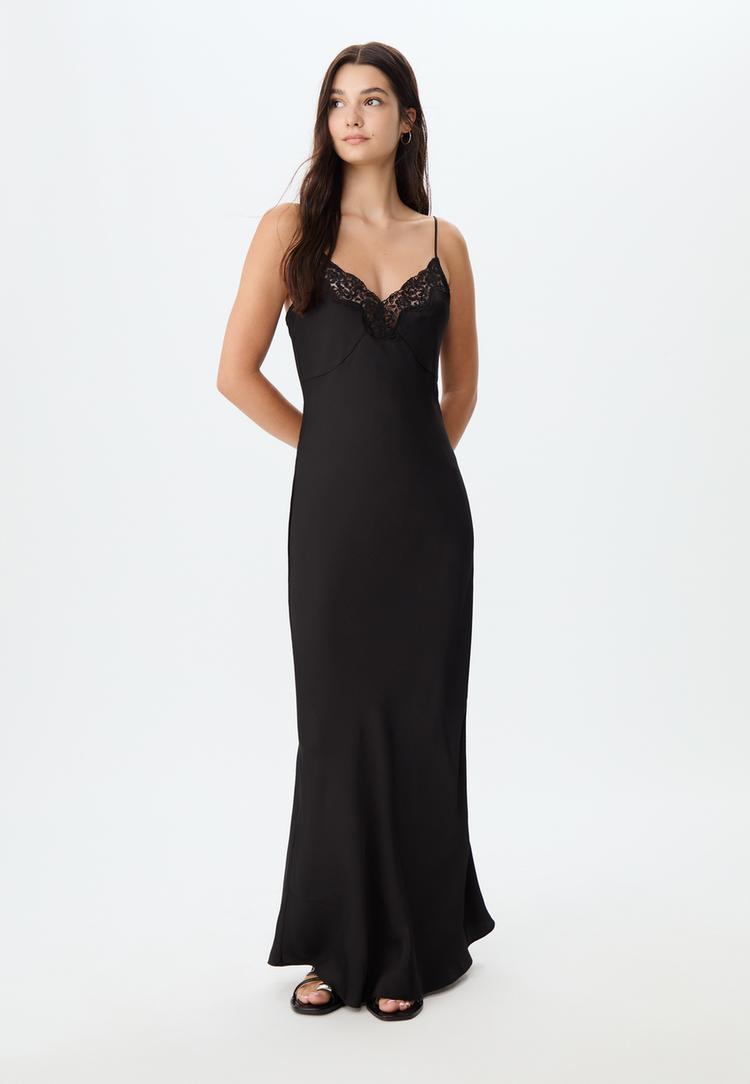 langes-satinkleid-im-dessous-look