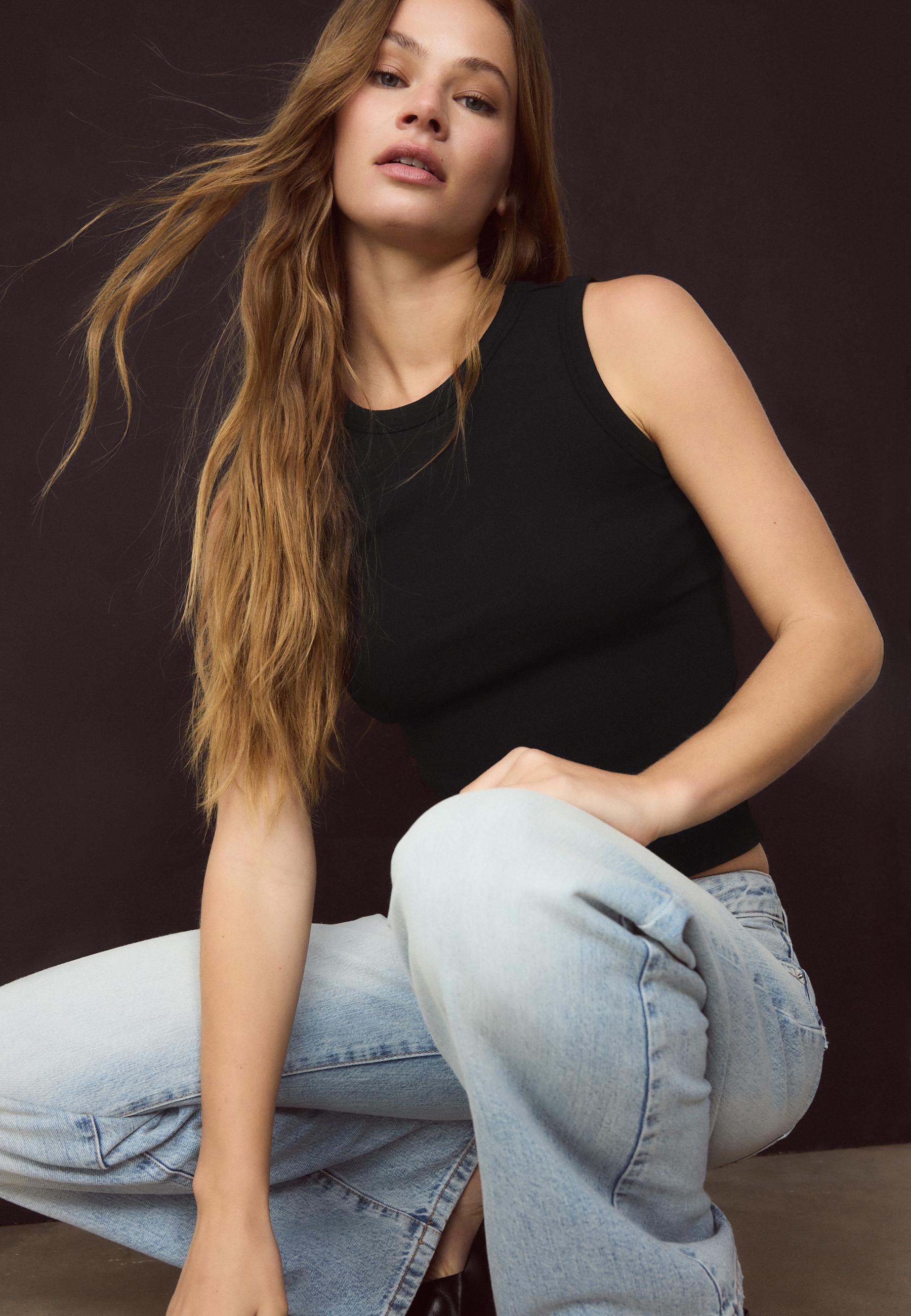 B04 Basic fitted sleeveless top — Black