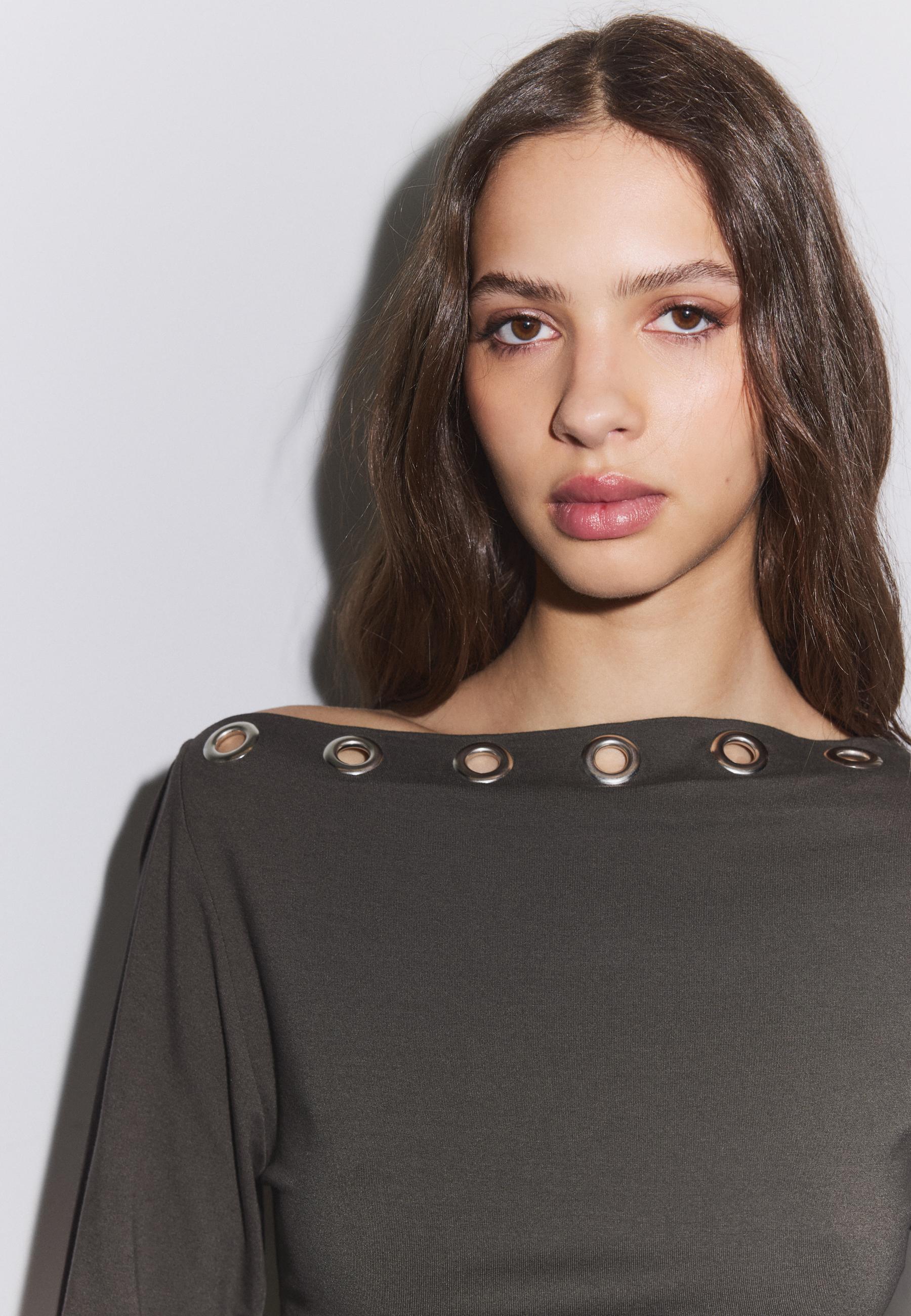 Asymmetric T-shirt with eyelets — Brown